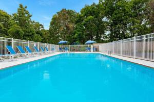 西丹尼斯科德角区旅程住宿的一个带蓝色椅子和围栏的游泳池