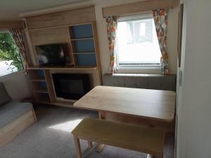 New 2 bed holiday home with decking in Rockley Park Dorset near the sea的电视和/或娱乐中心