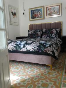 拉巴特60 Indri Borg Townhouse的一间卧室,床上放着鲜花