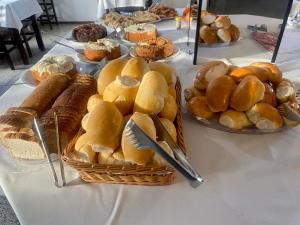 佩尼亚Hotel Panorâmico的一张桌子,上面有面包和糕点篮子