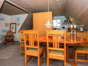 6 person holiday home in Hvide Sande餐厅或其他用餐的地方