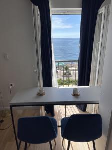 佩特罗瓦纳莫鲁Lungomare Apartments的一张桌子和两把椅子,享有海景