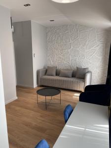 佩特罗瓦纳莫鲁Lungomare Apartments的客厅配有沙发和桌子