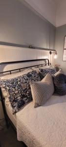唐克斯特Rigsbys Guesthouse Doncaster的一间卧室配有一张大床和枕头