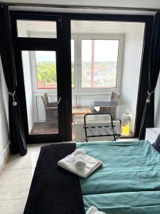 施坦胡德Ferien-Whg Seeadler direkt am Meer, mit Meerblick的一间卧室设有一张床,享有阳台的景色