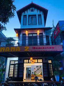 顺化Nana 2 Homestay的带有读马纳纳世袭标志的建筑