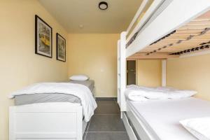 AlveringemL'eau de vie的一间卧室配有两张双层床。