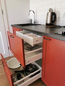 普雷拉Laiko marios的厨房设有开放式橱柜,提供餐具
