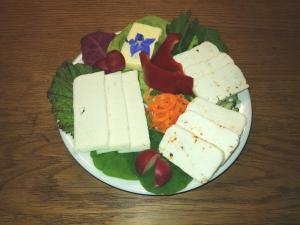 卡什佩尔斯凯霍里Penzion Nadějov的桌上的盘子,包括奶酪和蔬菜