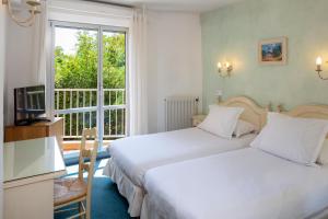 普罗旺斯艾克斯莫扎特酒店的酒店客房设有两张床和窗户。