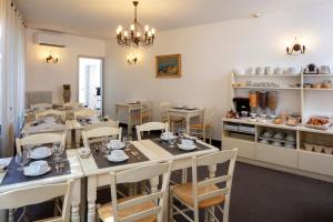普罗旺斯艾克斯莫扎特酒店的一间带桌椅的用餐室和一间厨房