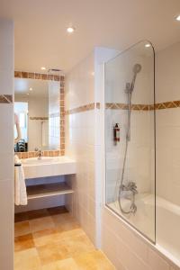 普罗旺斯艾克斯莫扎特酒店的带淋浴和盥洗盆的浴室
