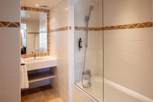 普罗旺斯艾克斯莫扎特酒店的带淋浴和盥洗盆的浴室