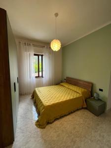 皮耶迪卢科La Cannucciola的一间卧室配有一张黄色床罩的床