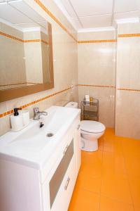 鲁特Villa Viana的浴室配有白色水槽和卫生间。