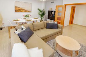 鲁特Villa Viana的客厅配有沙发和桌子