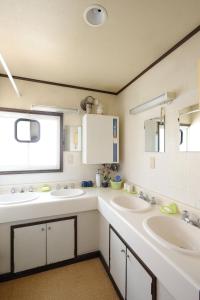 札幌札幌纳达酒店的浴室设有2个水槽和2面镜子