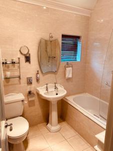 西班牙角Red Cliff Lodge的浴室配有盥洗盆、卫生间和浴缸。