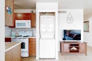 帕德雷岛Mystic Harbor 207的厨房配有白色冰箱和炉灶。