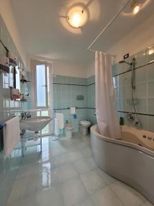夸尔图-圣埃莱娜Villa delle Gazanie -Camera in villa -Vista panoramica sul Golfo的带浴缸、卫生间和盥洗盆的浴室