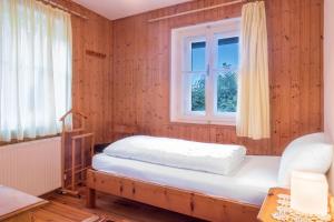 EggenFerienhaus Fingerhut的一间卧室设有一张床和一个窗口