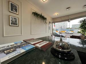 索非亚007酒店的一间玻璃桌旁的书房