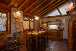格塞尔镇Cabañas Cumelen的厨房配有木桌和冰箱。