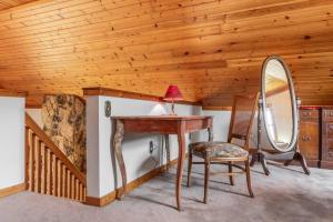 坎卡基Quaint Riverfront Barn的木制客房配有书桌和镜子