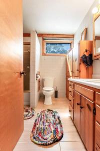 坎卡基Quaint Riverfront Barn的浴室设有卫生间,地板上铺有地毯。