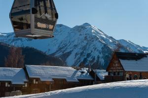 普华露夏雷酒店的滑雪缆车,飞越雪覆盖的山