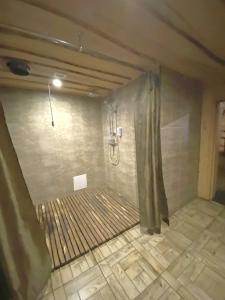 FilippovichiForest hut Stariy Prud的一间带淋浴的浴室