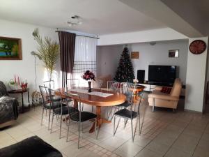 克尔茨什瓦拉乡Casa Maia的客厅配有桌子和圣诞树