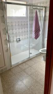 滨海托萨Villa in Tossa de Mar (Santa María de Llorell)的带淋浴和卫生间的浴室