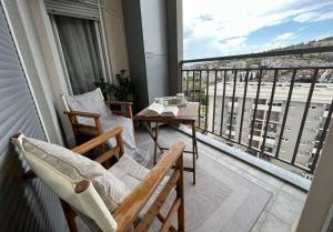 波德戈里察Oscar的阳台配有2把椅子和1张桌子,享有风景。