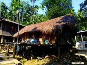 Mādāri HātJaldapara Binaychapa homestay的茅草屋顶的小屋