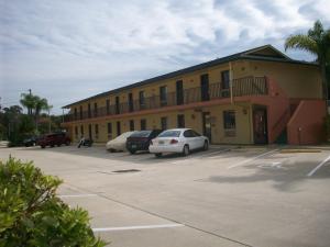 埃奇沃特LLC全套房汽车旅馆的停车场内有车辆的建筑物