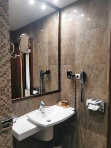 波亚纳布拉索夫Apartament 508-Aparthotel Alpin Poiana Brasov- acces la piscină gratuit的一间带水槽和镜子的浴室