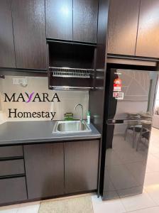 汝来MAYARA Homestay @ Residensi Lili的厨房配有水槽和微波炉