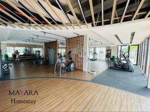汝来MAYARA Homestay @ Residensi Lili的健身房设有跑步机,健身房提供健身自行车