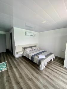 巴尔Villas Encanto的一间白色客房内的床铺卧室