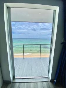 巴尔Villas Encanto的客房设有窗户,享有海景。