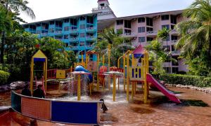 迪沙鲁D'Vista Residenz in Lotus Desaru Beach Resort的大楼前的水中游乐场