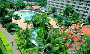迪沙鲁D'Vista Residenz in Lotus Desaru Beach Resort的享有带游泳池的游乐园的顶部景致