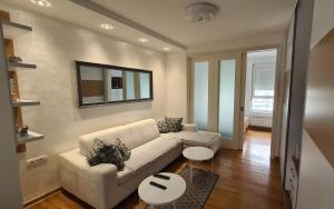 贝尔格莱德Belville City apartment的客厅配有白色沙发和镜子