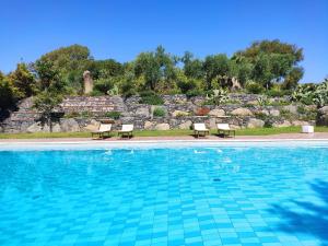 阿茨特雷扎德尔帕尔梅别墅酒店的一个带两把椅子的游泳池,旁边是效率