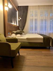 什切齐内克金色小屋膳食公寓餐厅酒店的卧室配有床、椅子和窗户。
