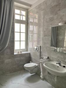 什切齐内克金色小屋膳食公寓餐厅酒店的浴室配有白色卫生间和盥洗盆。