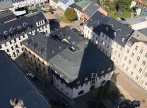 奥尔巴赫Kerkermeister Pension的黑色屋顶建筑的顶部景观