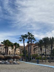 阿尔姆尼卡Apartamento con vistas en Mariote的棕榈树度假村和背景建筑