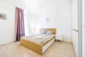 布加勒斯特Amazing Luxury Aviatiei的白色卧室配有一张床和紫色窗帘
